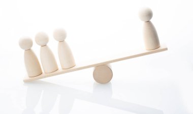 Tahta figür tahterevallide dengeleniyor, liderlik kavramı
