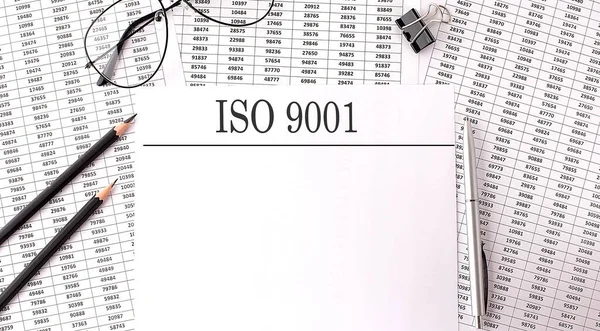 Papel Con Iso 9001 Sobre Una Mesa Los Gráficos — Foto de Stock