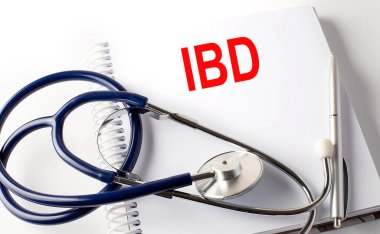 Kalem ve steteskop ile IBD metin defteri, mediina