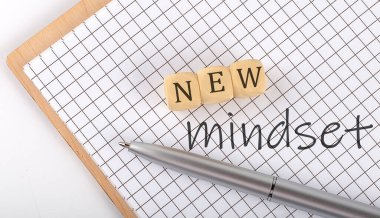 Tahta küplere ve deftere yazılmış NEW Mindset metin kavramı