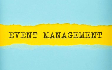 Yırtık kağıt üzerinde etkinlik yöneticisi metni, sarı arkaplan