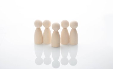 Beyaz arka planda tahta insan figürleri. Lider kavramı