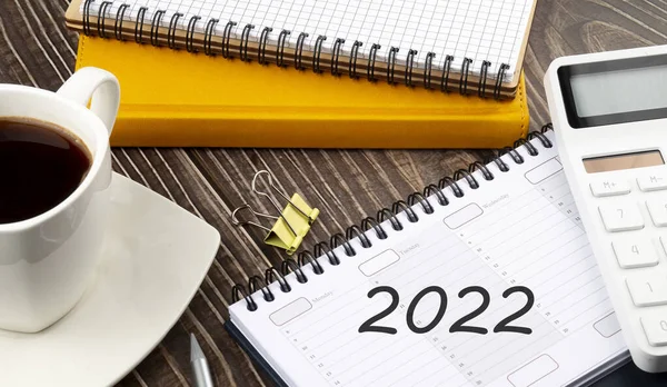 Słowa 2022 Zapisane Planerze Kalendarza Kawą Notatnikiem Kalkulatorem — Zdjęcie stockowe