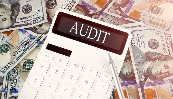 Audit Текст Дисплее Калькулятора Долларовом Фоне — стоковое фото