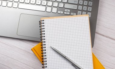 Boş defter ve dizüstü bilgisayarlı ofis masası, iş