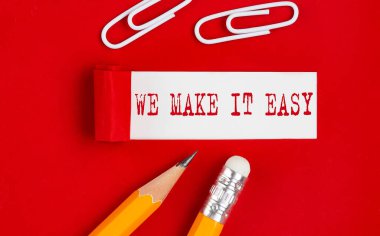 Kırpılmış kırmızı kağıdın altında ataç ve kalemle yazılmış kolay bir mesaj yaparız.