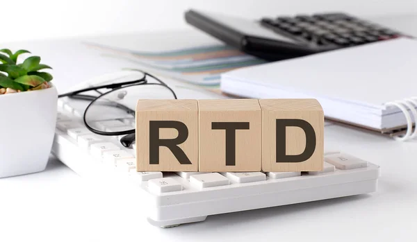 Rtd Scritto Cubo Legno Sulla Tastiera Con Strumenti Ufficio — Foto Stock