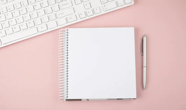 Pink Pastel Vrouw Bureau Met Toetsenbord Notebook Top Uitzicht Kopieer — Stockfoto