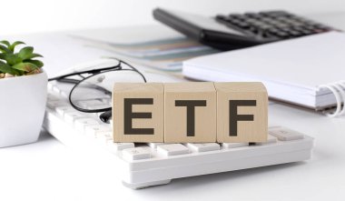 Klavyedeki tahta küpte ofis araçlarıyla ETF yazıldı