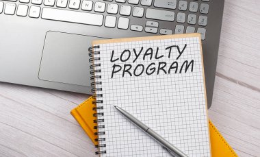 LOYALTY PROGRAM metni dizüstü bilgisayarda yazılmış