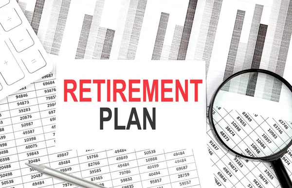 Retirement Plan Text Papíře Kalkulačkou Lupou Perem Pozadí Grafu — Stock fotografie