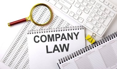 Klavye ve planlama ile birlikte dizüstü bilgisayara yazılmış COMPANY LAW metni