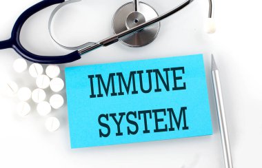 Masaya steteskop, hap, kalem ve tıbbi malzeme koyan bir Sistemle mesaj at.