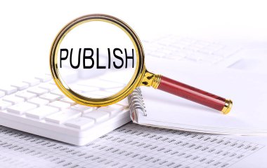 Klavyedeki büyüteçle grafikteki PUBLISH sözcüğü,