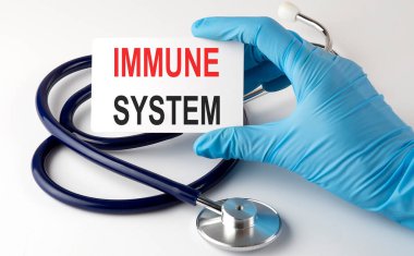 Mesajlı IMMUNE Sistemin malzemeleri, steteskop. Tıbbi kavram Beyaz arkaplan