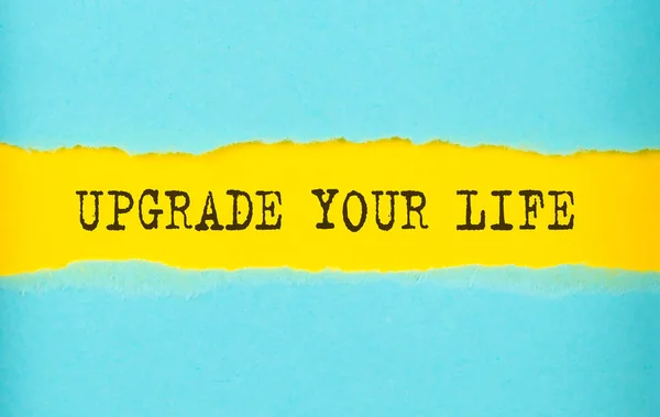 在撕破的纸上 黄色背景上更新你的生活文本 — 图库照片