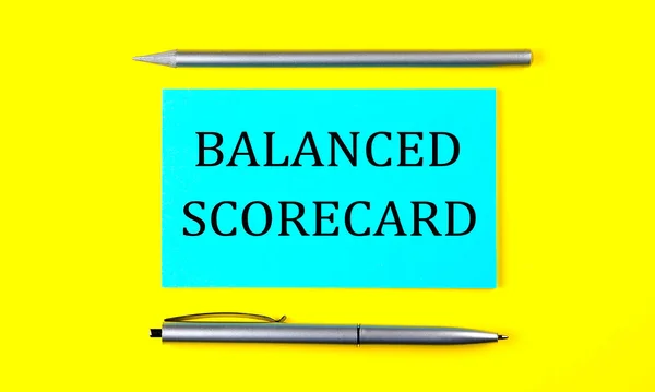 黄色背景上蓝色标签上的Balanced Scorecard文字 — 图库照片