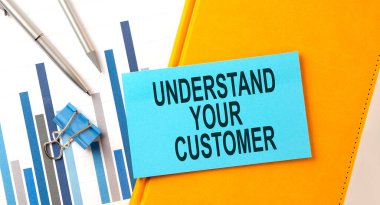 KUSTOMER metninizi sarı defter üzerinde çizelge ve kalemle yapıştırın.