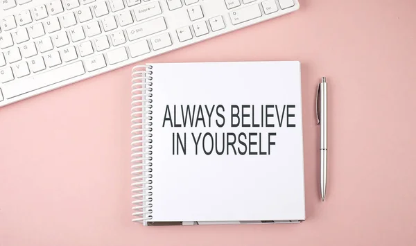 Ροζ Γραφείο Πληκτρολόγιο Σημειωματάριο Κείμενο Παντα Believe Στον Εαυτό Σας — Φωτογραφία Αρχείου