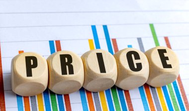  Renkli bir finansal bar arkaplanına yerleştirilmiş tahta bloklara fiyat sözcüğü . 
