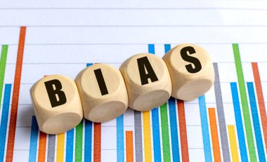 Renkli istatistiksel bar arkaplanına yerleştirilmiş yuvarlak tahta bloklara önyargı sözcüğü . 