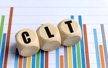 Arkaplanda renkli bar tablosu bulunan ahşap yuvarlak bloklarda Clt kısaltması. 