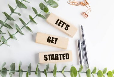 Tahta bloklara okaliptüs, kalem ve beyaz arka plandaki ofis malzemeleriyle başlayalım.. . 