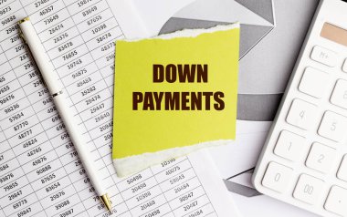 DOWN PAYMENts çizelge üzerinde sarı yırtık kağıt üzerinde metin . 