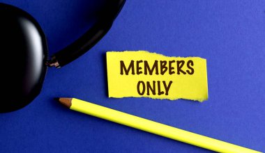 Üye içeren sarı yırtık kağıt sadece mavi arkaplan üzerinde kulaklık ve kalem özelliğini sembolize eder . 