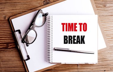 Not defterine, tahta masanın üzerinde bir kalem ve gözlükle mesaj bırakma zamanı. . 