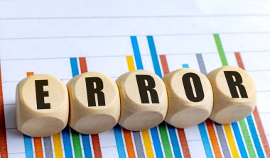 Renkli çubuk grafiği üzerinde yuvarlak tahta bloklar üzerindeki hata sözcüğü hata veya sorun . 