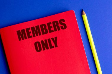 Üyeler sadece kırmızı defterde mavi arka planda kalemle metin yazarlar. . 