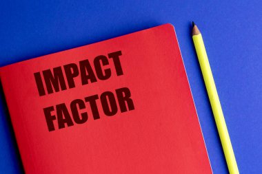 Kelime çarpma faktörü kırmızı deftere yazıldı ve mavi arka planda sarı kalem var.. 