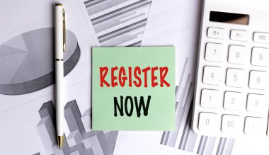 Şimdi iletiyi mali belgeler, hesap makinesi ve kalem arasında yeşil kağıda kaydet. 