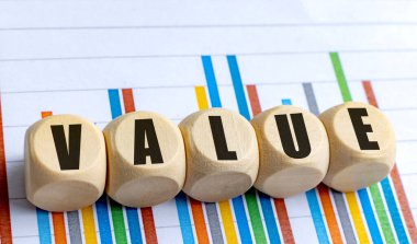 Renkli bar tablosunda kelime değeri olan tahta zar finansal büyüme ve analizi temsil ediyor . 