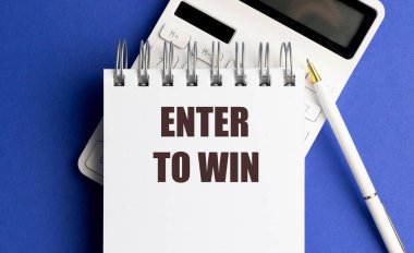 Not defterine iletiyi kazanmak için hesap makinesi ve mavi arkaplan üzerine kalem girin . 