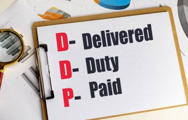  DDP kısaltması, pano ve mali tablolarda ödemeli mesaja sahip. Yüksek kalite fotoğraf