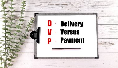 Kısaltma DVP teslimatı, panoya yazılan ödemeye karşı tahta arka planda yeşil yapraklar.. 