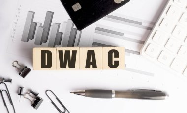 Ofis masasının üzerindeki ahşap bloklarda depozitoyu temsil eden çizelgeler ve kırtasiyeler var..