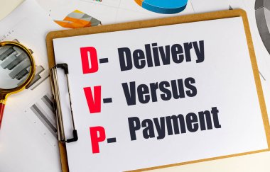 DVP kısaltması iş çizelgeleriyle birlikte bir panoya yazıldı, teslimatı sembolize ediyor..