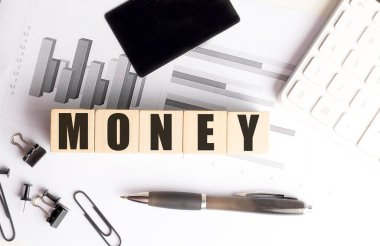 Tahta, hesap makinesi, kalem ve ofis malzemeleriyle finansal belgelere para aktarılmasını engelliyor..