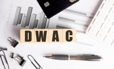 Ofis masasının üzerindeki ahşap bloklarda depozitoyu temsil eden çizelgeler ve kırtasiyeler var..