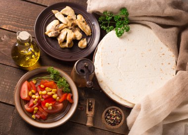 ahşap masa üzerinde ev yapımı tortilla