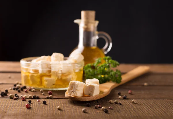 Formaggio Feta su fondo legno — Foto Stock