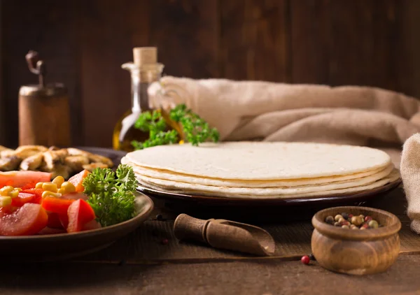 Tortilla maison sur table en bois — Photo