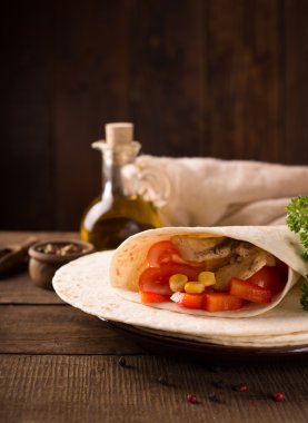 ahşap masa üzerinde ev yapımı tortilla