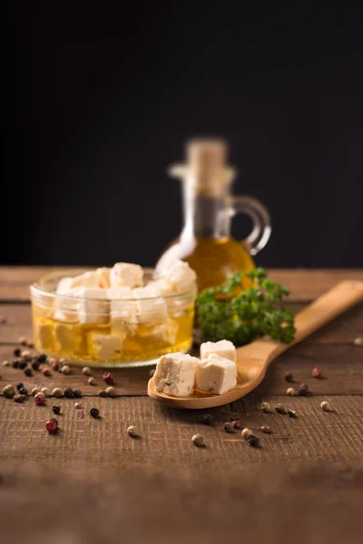 Sýr Feta na dřevěné pozadí — Stock fotografie