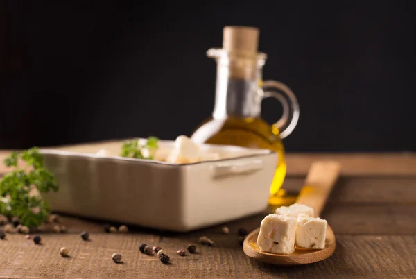 Sýr Feta na dřevěné pozadí — Stock fotografie