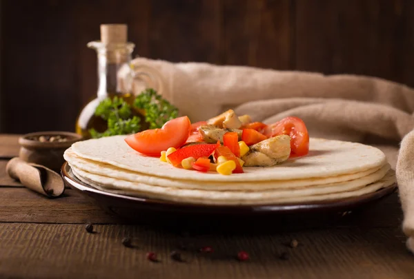 Tortilla maison sur table en bois — Photo