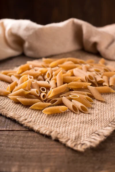 Skål med penne nudlar i rustik stil — Stockfoto